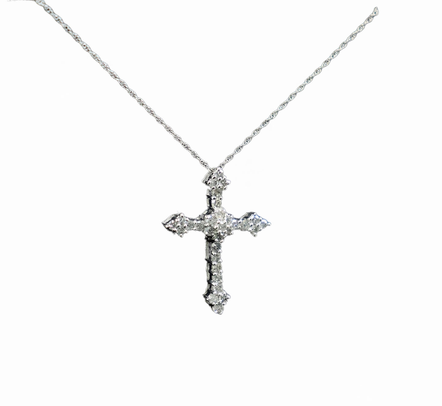 Croix en or blanc avec diamants